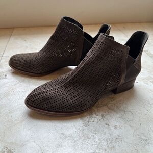 Vince Camuto Celena Booties Size 7.5 Taupe
